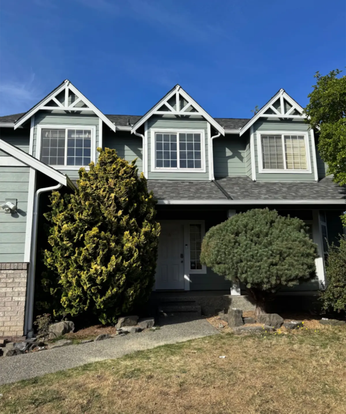 Full front view of home with driveway